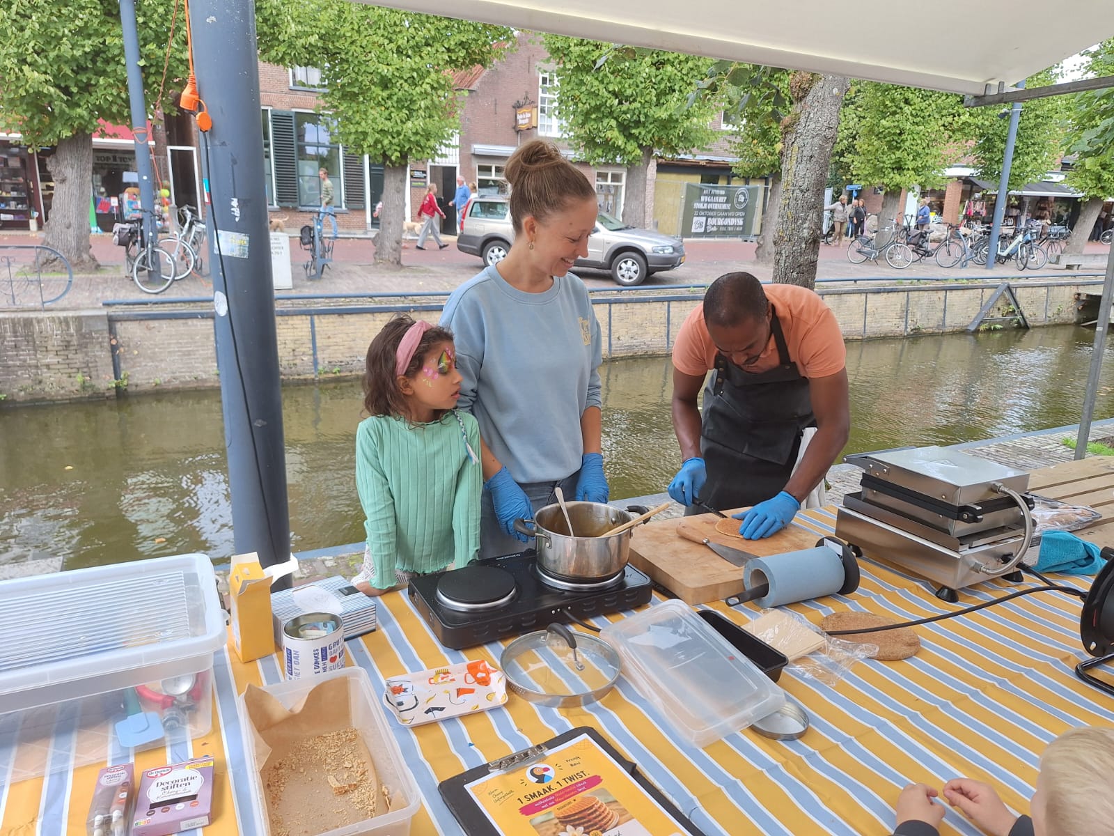 Stroopwafels vers bereiden aan de Luts in Balk