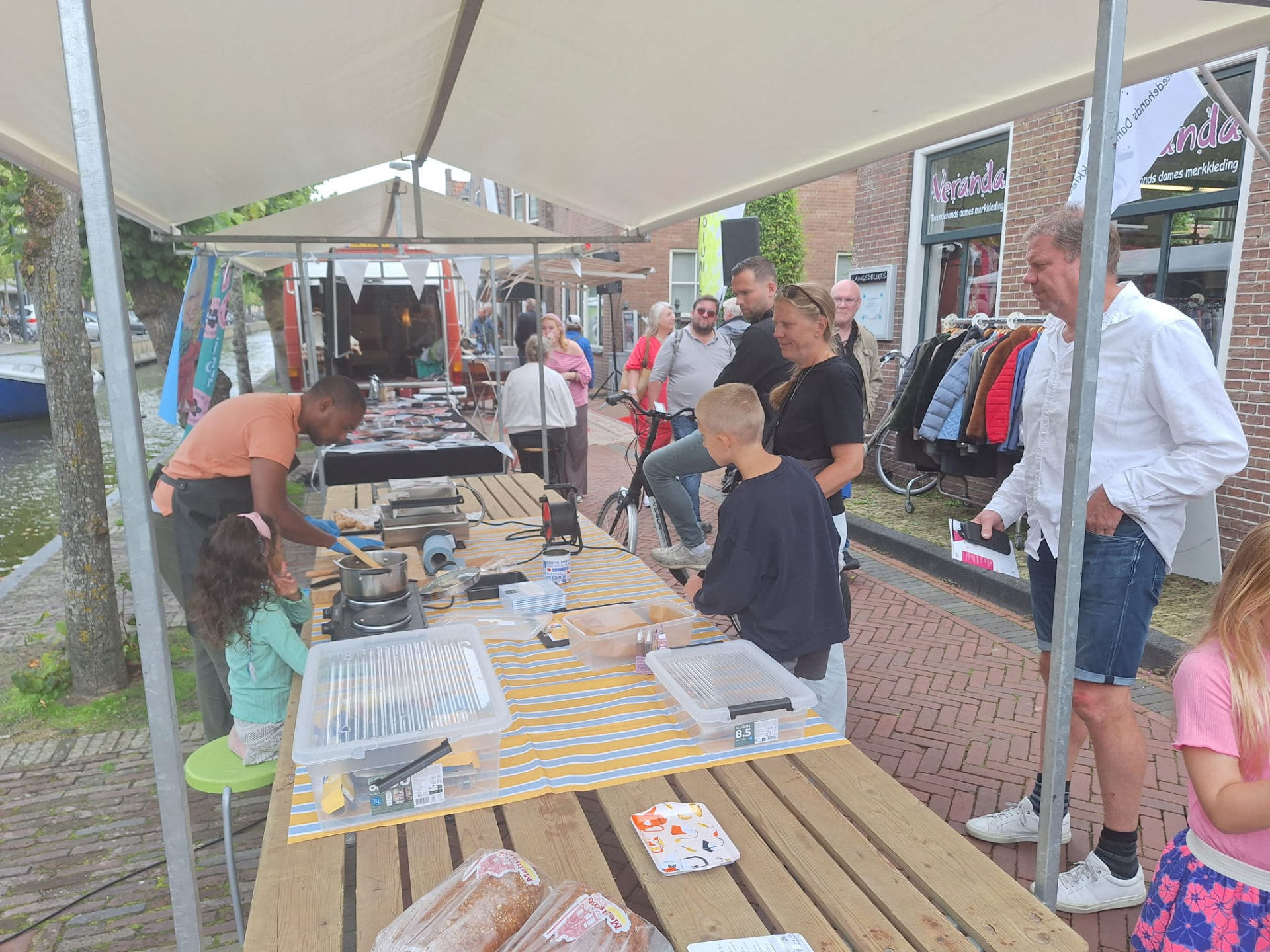 Bezoekers bij de DODO Wafel kraam in Balk