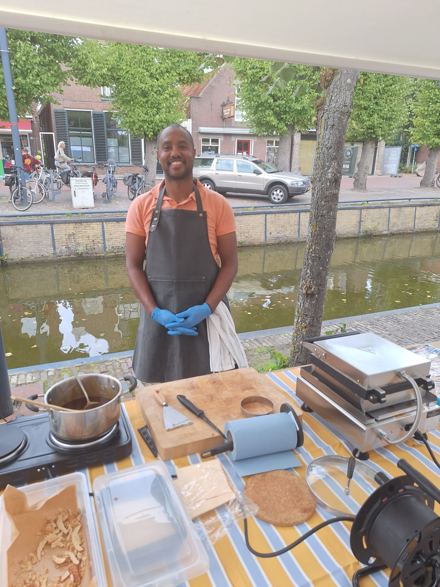 Winley achter de stroopwafel ijzer in Balk