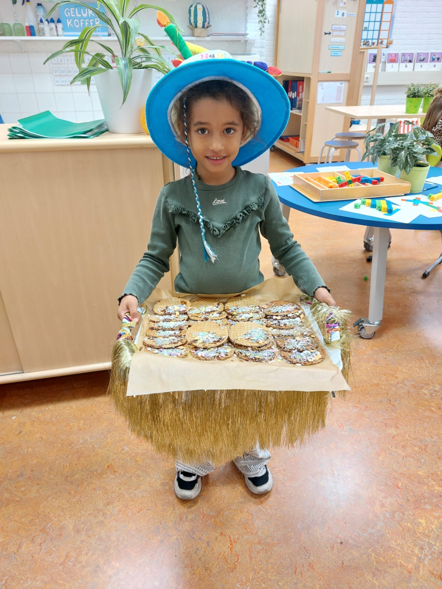 Kind deelt DODO stroopwafels van een versierd dienblad op school